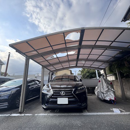 屋根部分に、ほとんどヒビが入り、割れていました。