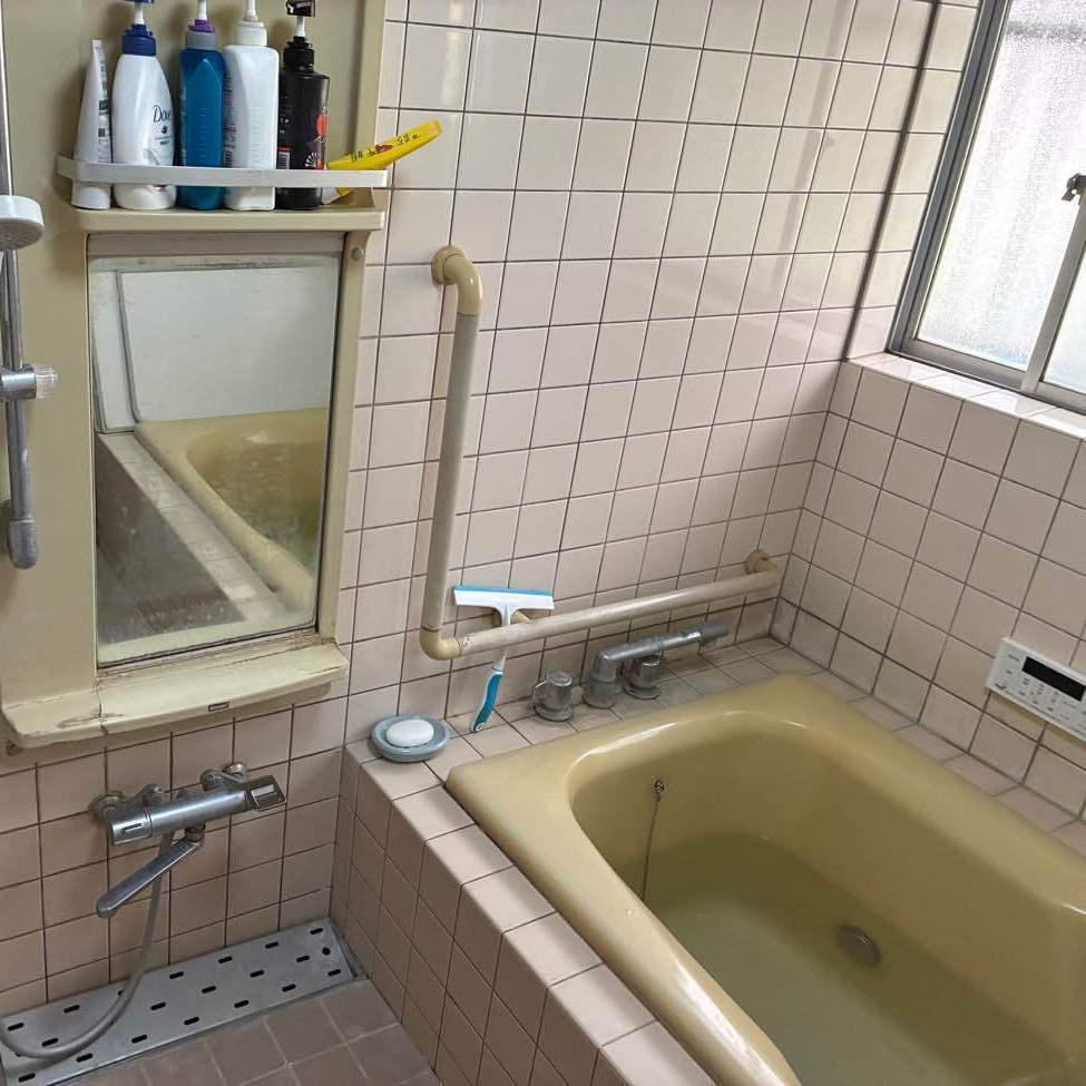 在来工法の浴室は、タイル張りで冬場は寒さが厳しくて浴槽が深い形でした。