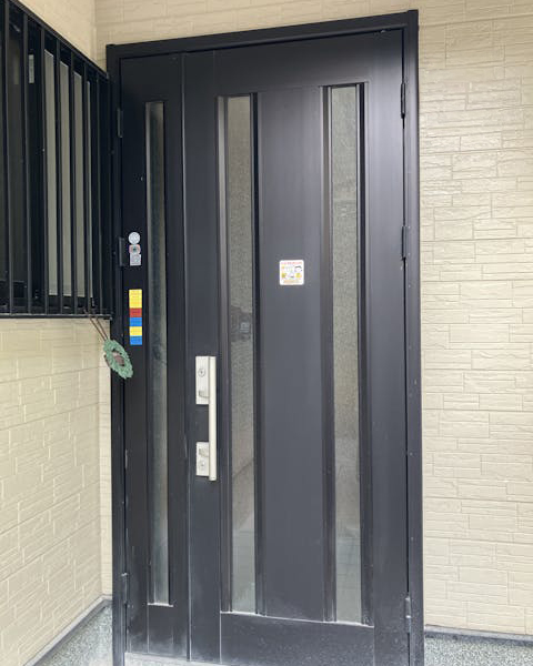 建付けが悪く、閉まりにくくなっていました。