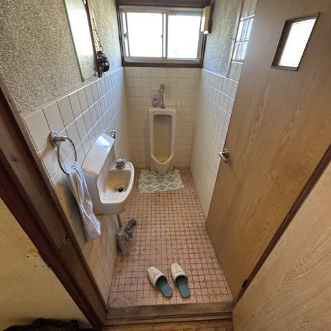 昔ながらのタイル張りのトイレでしたが、経年のためタイルが浮いてきていました。