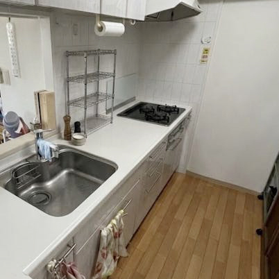 ブーツ型のレンジフードは油汚れのお手入れが大変でお悩みでした。従来のキッチン下台とシンク周りも、使い勝手と清掃性を高めるために一新します。