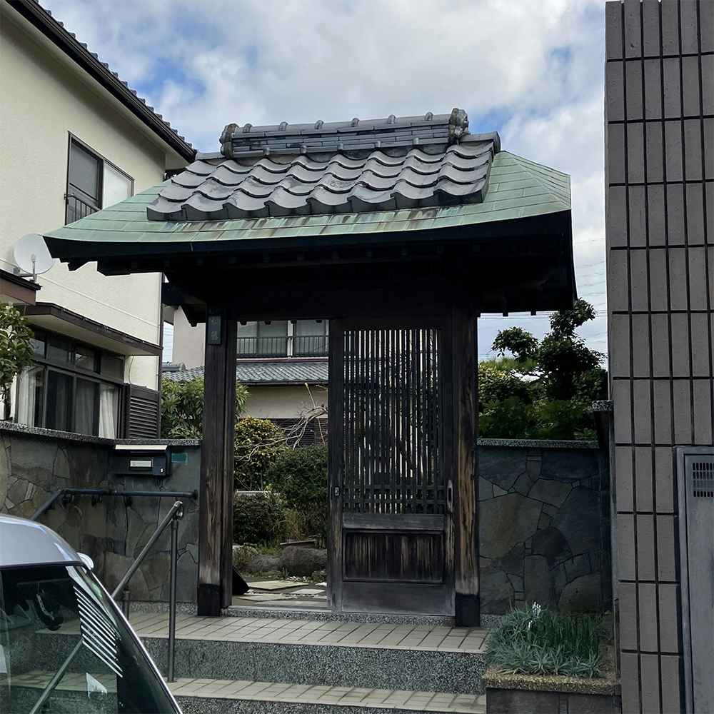立派な数寄屋門でしたが、柱の腐食や屋根からの雨漏りとメンテンナンス面でお困りでした。