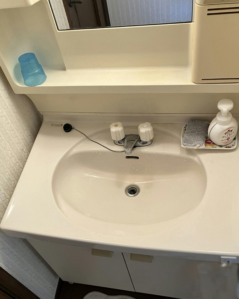 ハンドル式の水栓で使いにくさを感じておられました。
