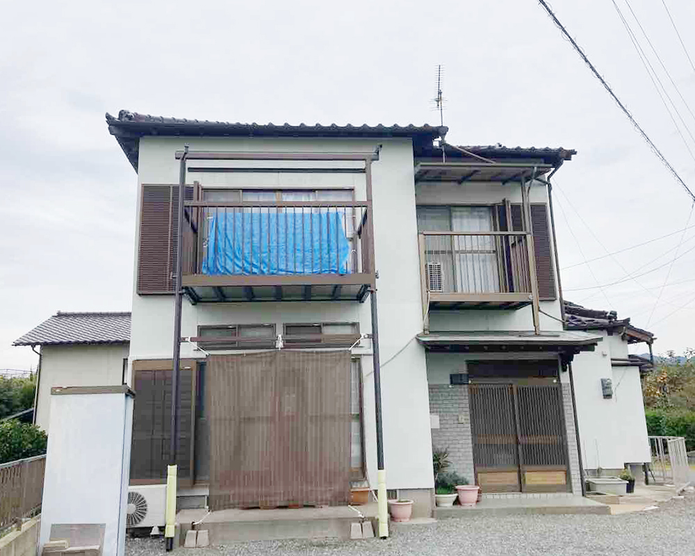 雨漏れがあったため、屋根葺き替え工事を実施します。