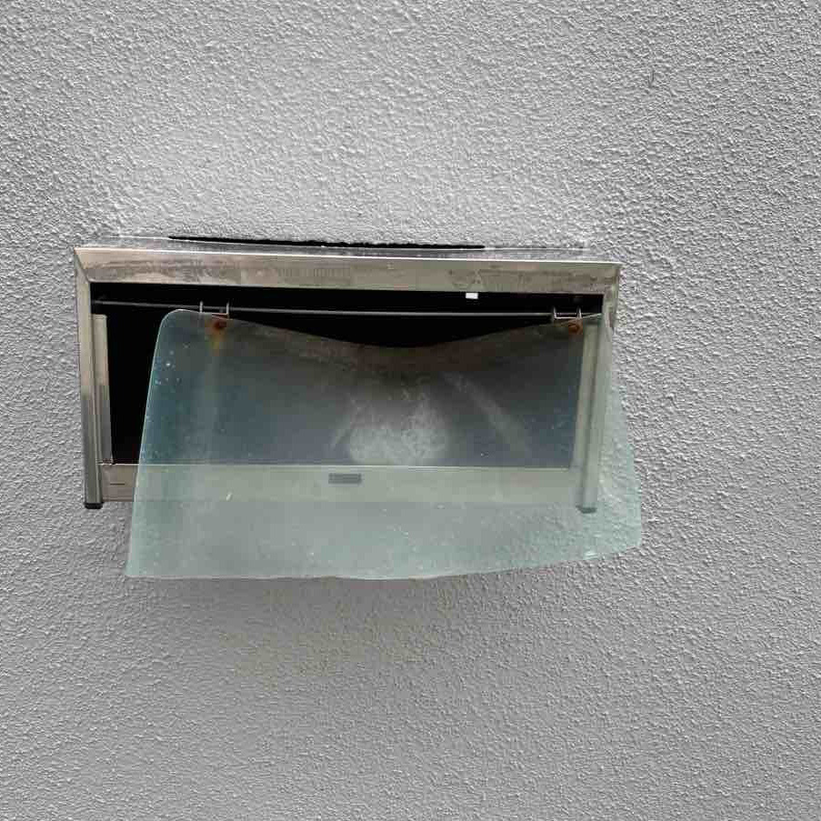 塀の埋め込みポストのフタがこわれており、以前より気になっていた。