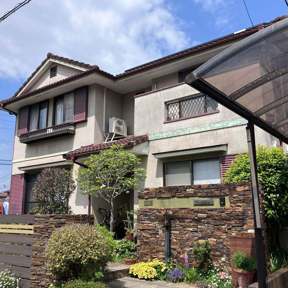 以前、塗装をされておりましたが、色あせが目立っており、屋根・外壁共にメンテナンスが必要な状態となっていました。