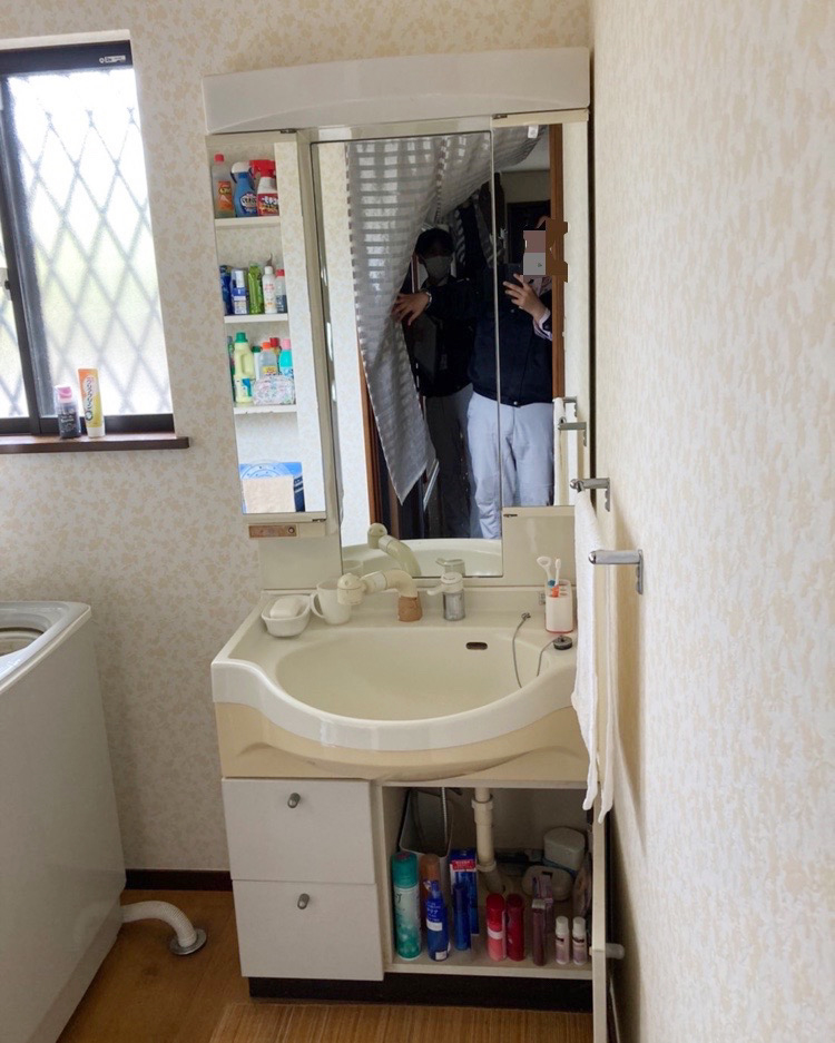長く使われた洗面化粧台。
古くなり水漏れがあり、リフォームする事になりました。