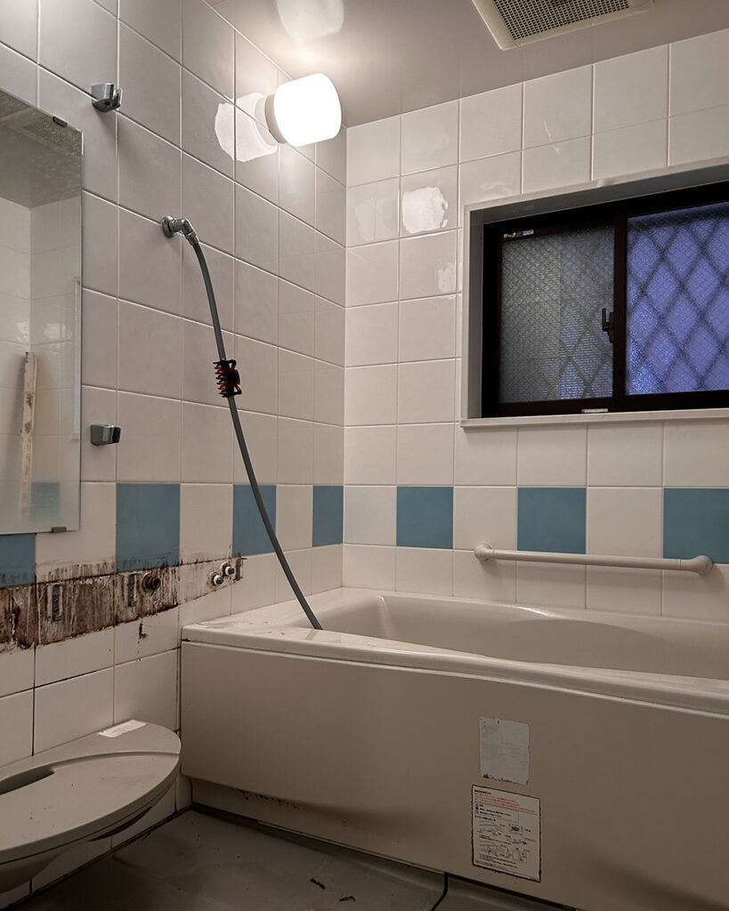 以前の浴室は、長年の使用による経年劣化や傷みが目立っていました。
また、断熱性の低さから冬場の寒さが厳しく、タイル貼りの壁面など、お手入れの面でも課題を抱えていました。