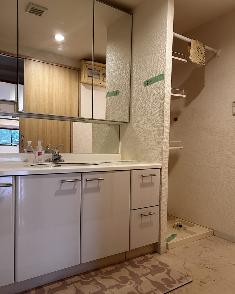 機能は果たしているものの、経年劣化による傷みや古さが目立っていた以前の洗面所。