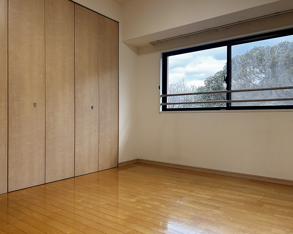 リノベーション前の寝室。
物を床に置きたくないというお悩みがありました。