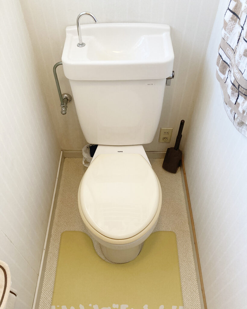 長く使われていたリフォーム前のトイレは、古さが目立ってきていました。