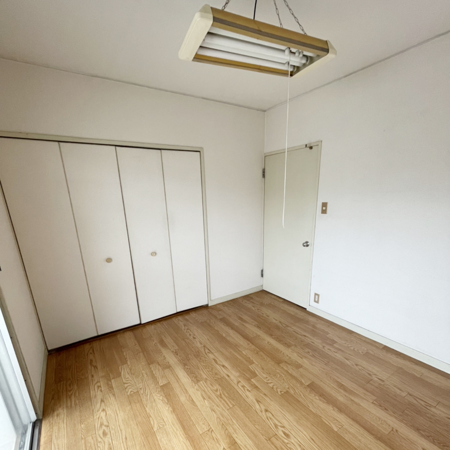 白い建具のシンプルな個室。