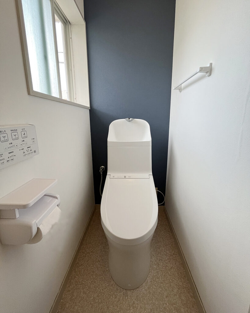 TOTO ZR1をセレクトしました。<br />
ウォシュレット一体型のトイレです。<br />
紺色のアクセントクロスに白いトイレが映えます。<br />
空間の雰囲気がガラリと変わり、オシャレでスタイリッシュな印象になりました。