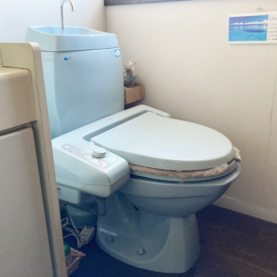 リフォーム前のトイレ<br />
古さが目立ってきていました。