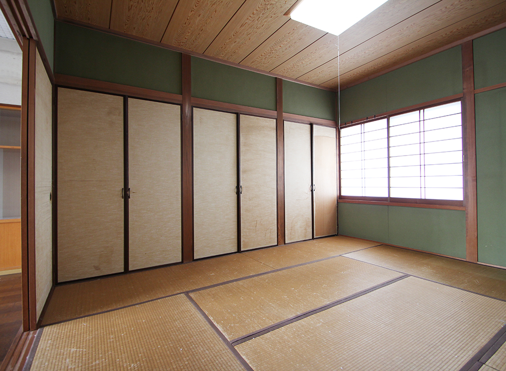 和室の壁は緑色で、落ち着いた雰囲気です。