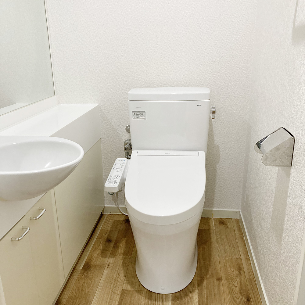TOTOピュアレストQRをセレクトしました。<br />
大4.8L小3.6Lの超節水型トイレです。<br />
凹凸が少ないデザインとトルネード洗浄で、清掃性も高い人気の商品です。<br />
真っ白な空間に、ナチュラルな木目調の床が映えます。