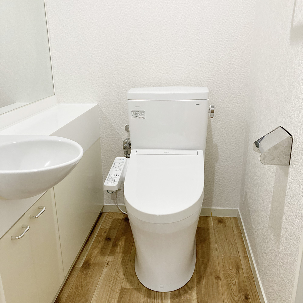 TOTOピュアレストQRをセレクトしました。<br />
大4.8L小3.6Lの超節水型トイレです。<br />
凹凸が少ないデザインとトルネード洗浄で、清掃性も高い人気の商品です。<br />
真っ白な空間に、ナチュラルな木目調の床が映えます。