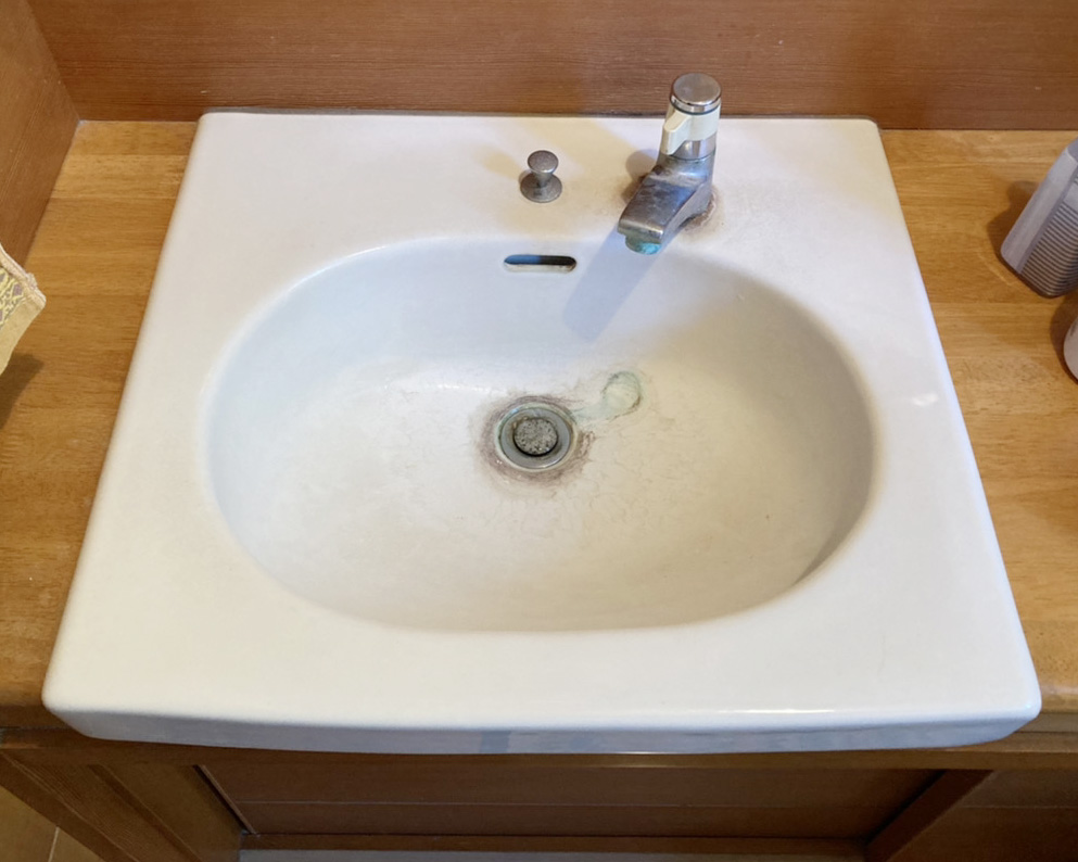 長年使われ、汚れ、水アカが気になっていた手洗い器。