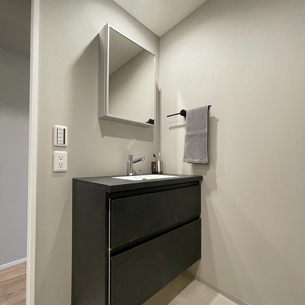 扉の色はとグレーの壁紙と合うようにモルタル調にしてカッコよくなりました。