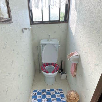 シンプルな2階のトイレ。<br />
