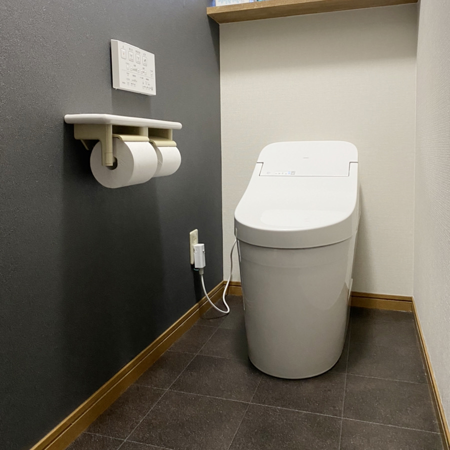 ブラックの壁紙と床で、かっこいいトイレ空間