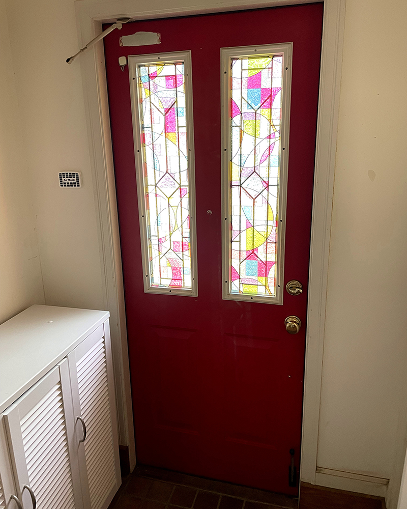 ローズピンクにステンドグラスの扉。<br />
N様邸の雰囲気に合わせて、玄関もリフォームしました。