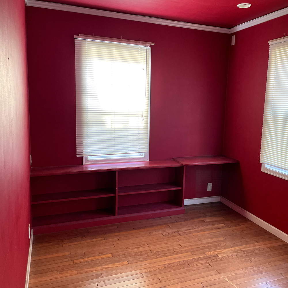 リフォーム前の洋室。<br />
室内すべてローズピンクの個性的な空間です。