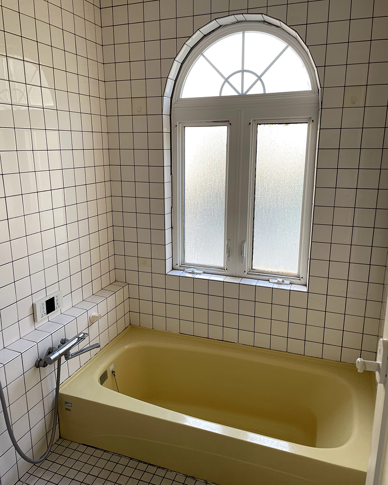 窓のデザインと浴槽の色が可愛らしい、タイル張りの浴室。<br />
とても雰囲気が良いですが、リフォームで清掃性や保温性など、機能性を向上させます。<br />

