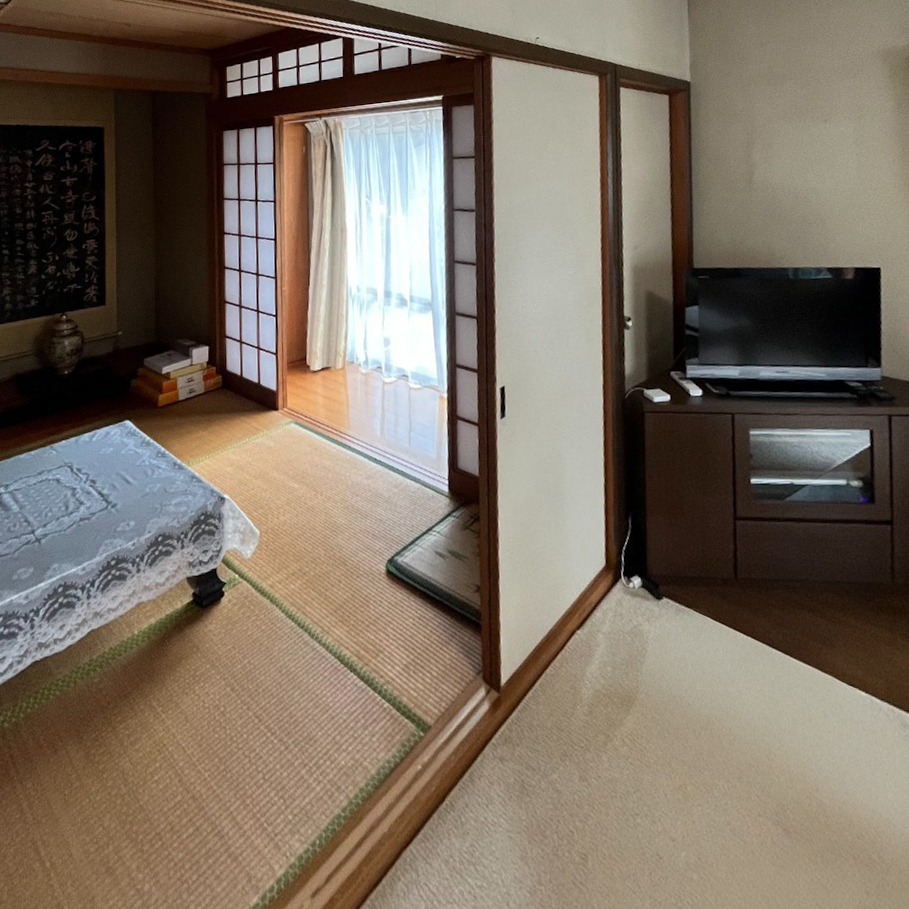 リフォーム前の居間は隣に客間としての和室がありました。
かつては、ご両親やお子様との大家族での暮らしでした。