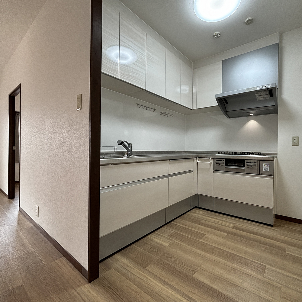 リノベーション前のキッチンは独立していました。