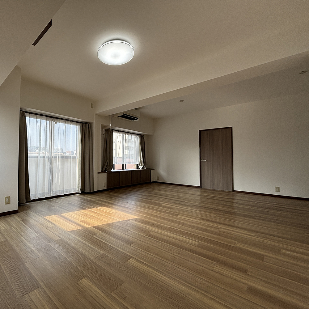 施工前の木目のフローリング