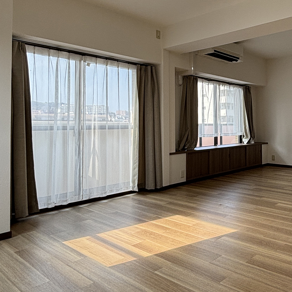 リビングは広く大きな窓に囲まれた明るい空間です。