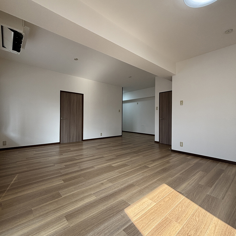 ダイニングの奥に閉ざされたキッチンがあります。