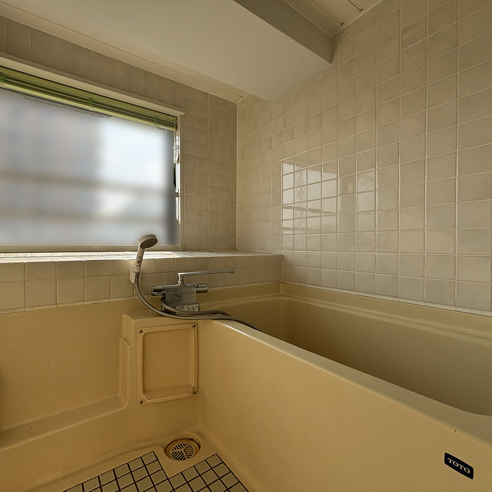 リノベーション前の浴室。大きな窓とタイル貼りなので冬場はかなり寒そうです。