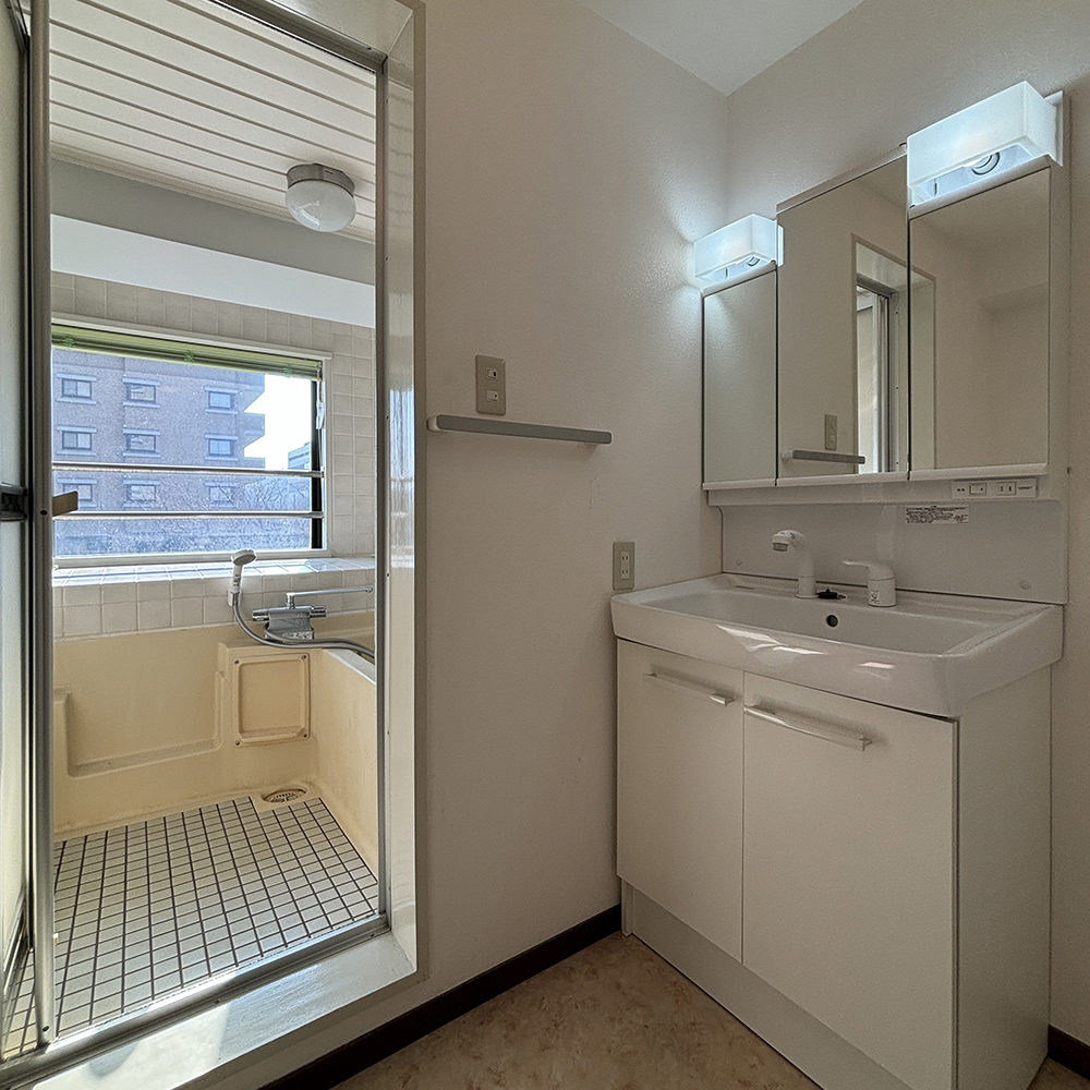 浴室のすぐ隣にありました。