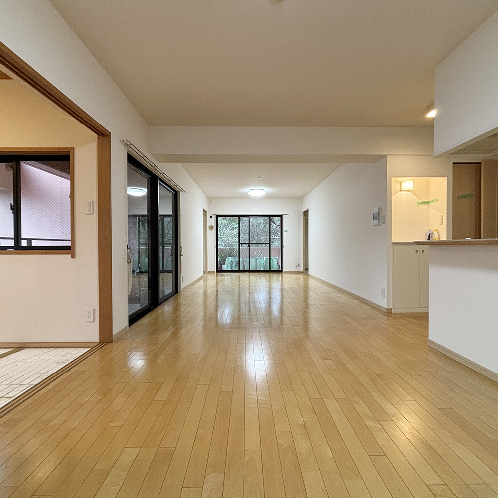 標準的なマンションの引き戸で仕切られた、リノベーション前のリビング。
賃貸で貸し出されていたこともあり、床や壁の傷みが気になっていました。
そして、窓の多いご自宅は、断熱性能の低さが最大の課題でした。
