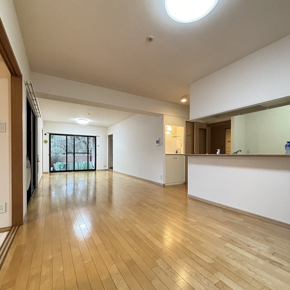 標準的なマンションの引き戸で仕切られた、リノベーション前のリビング。
賃貸で貸し出されていたこともあり、床や壁の傷みが気になっていました。
そして、窓の多いご自宅は、断熱性能の低さが最大の課題でした。
