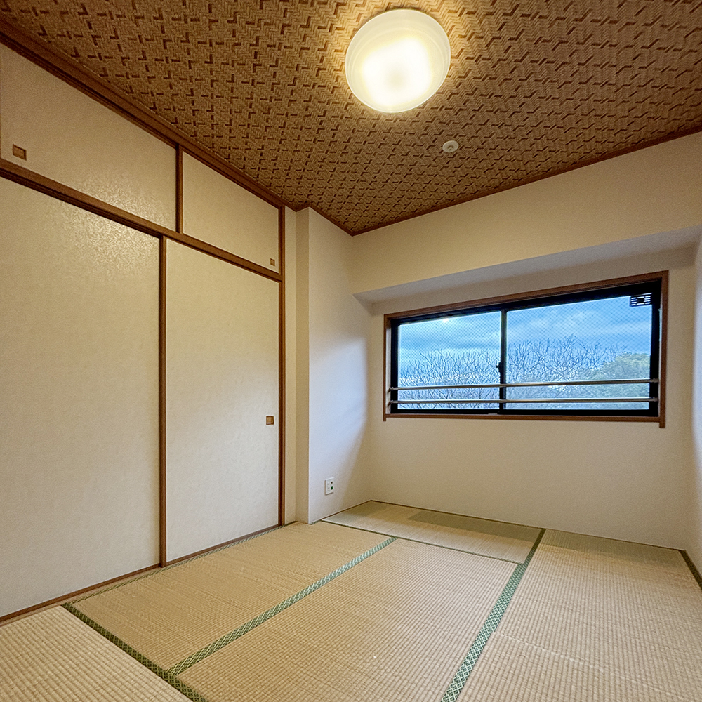 リビング・ダイニングに隣接していましたが、以前は襖で仕切られた独立性の高い空間でした 。
襖を閉めると中の様子が見えず、光も遮られるため、空間全体に閉塞感があることが悩みでした 。