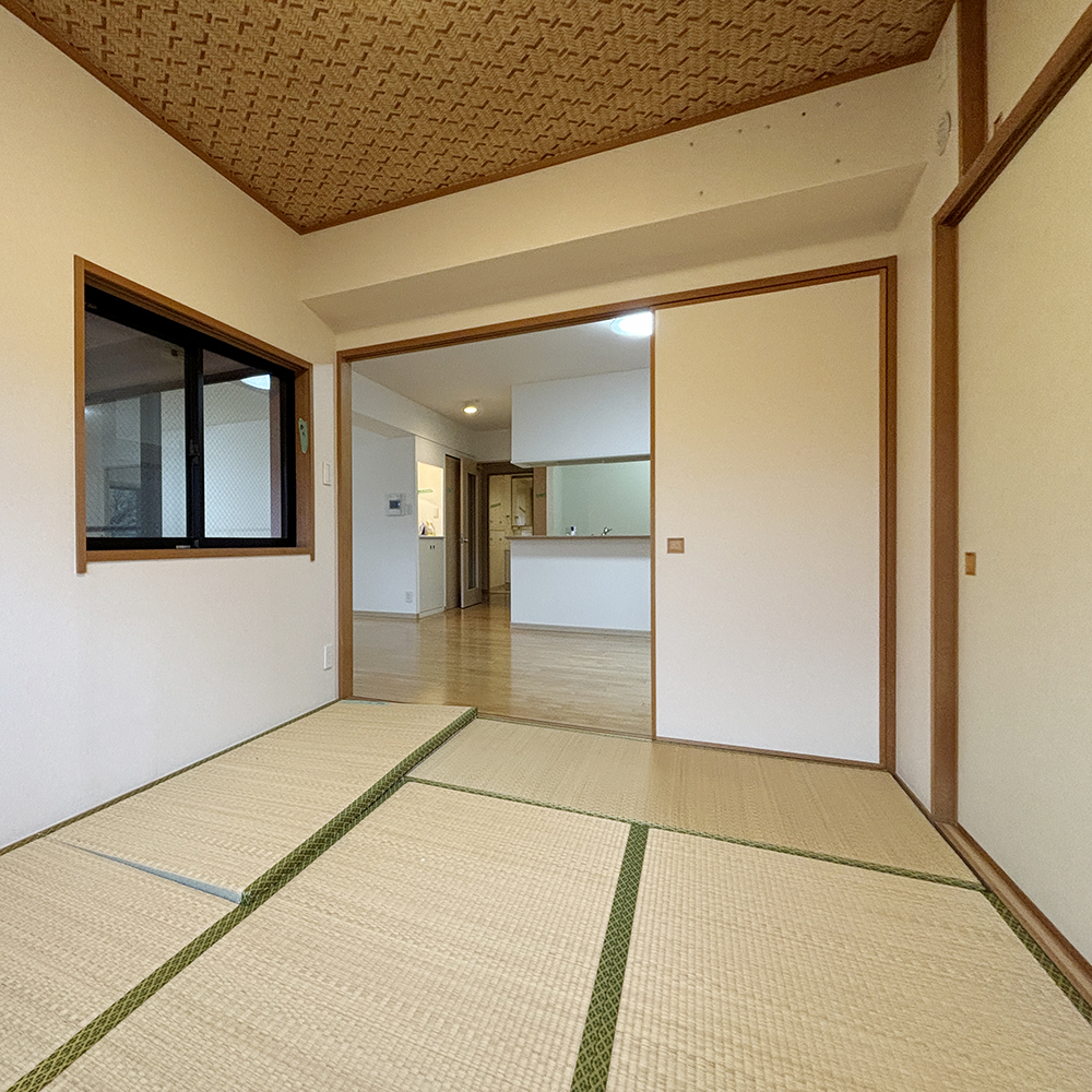 リノベーション前は標準的な襖で仕切られていました。