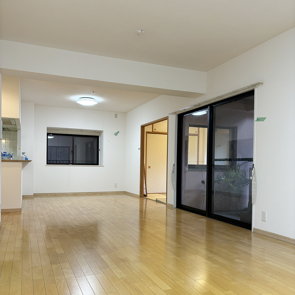 標準的なマンションの引き戸で仕切られた、リノベーション前のリビング。
賃貸で貸し出されていたこともあり、床や壁の傷みが気になっていました。
そして、窓の多いご自宅は、断熱性能の低さが最大の課題でした。
