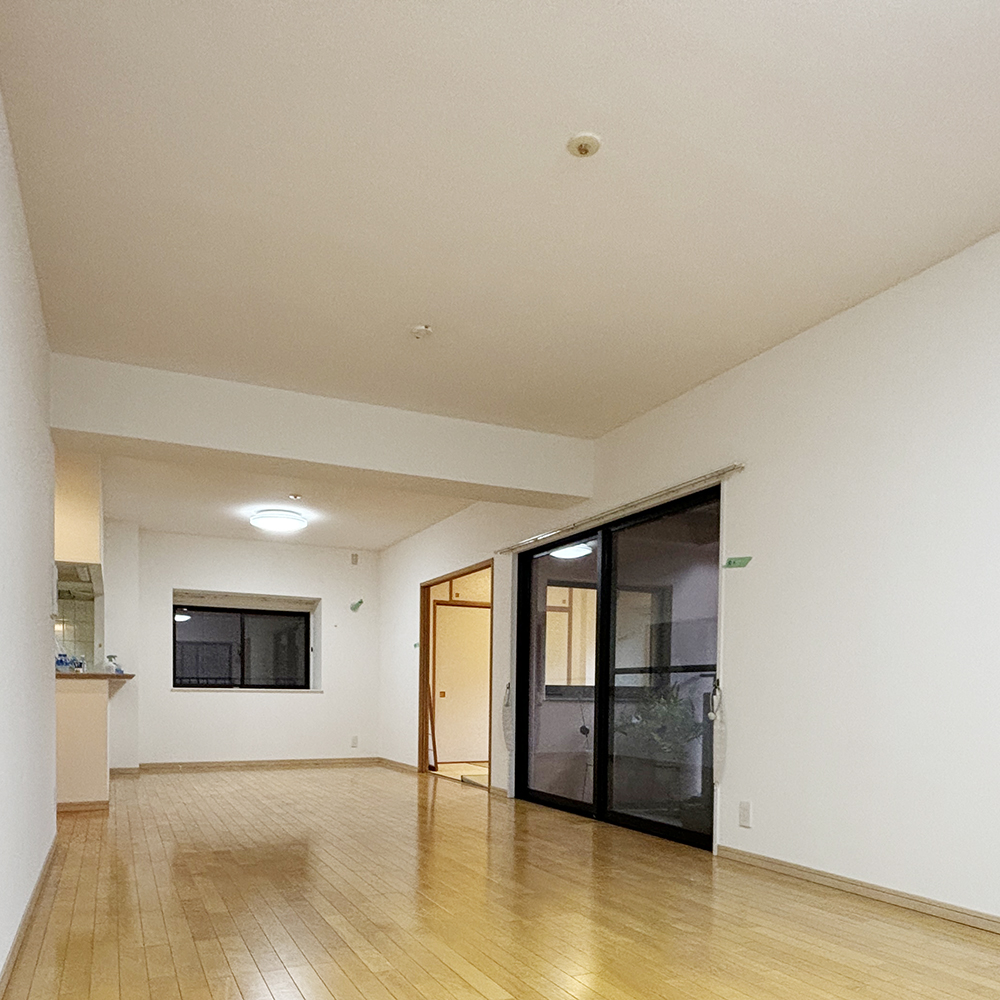 シンプルで少し寂しい印象のリノベーション前のLDK。