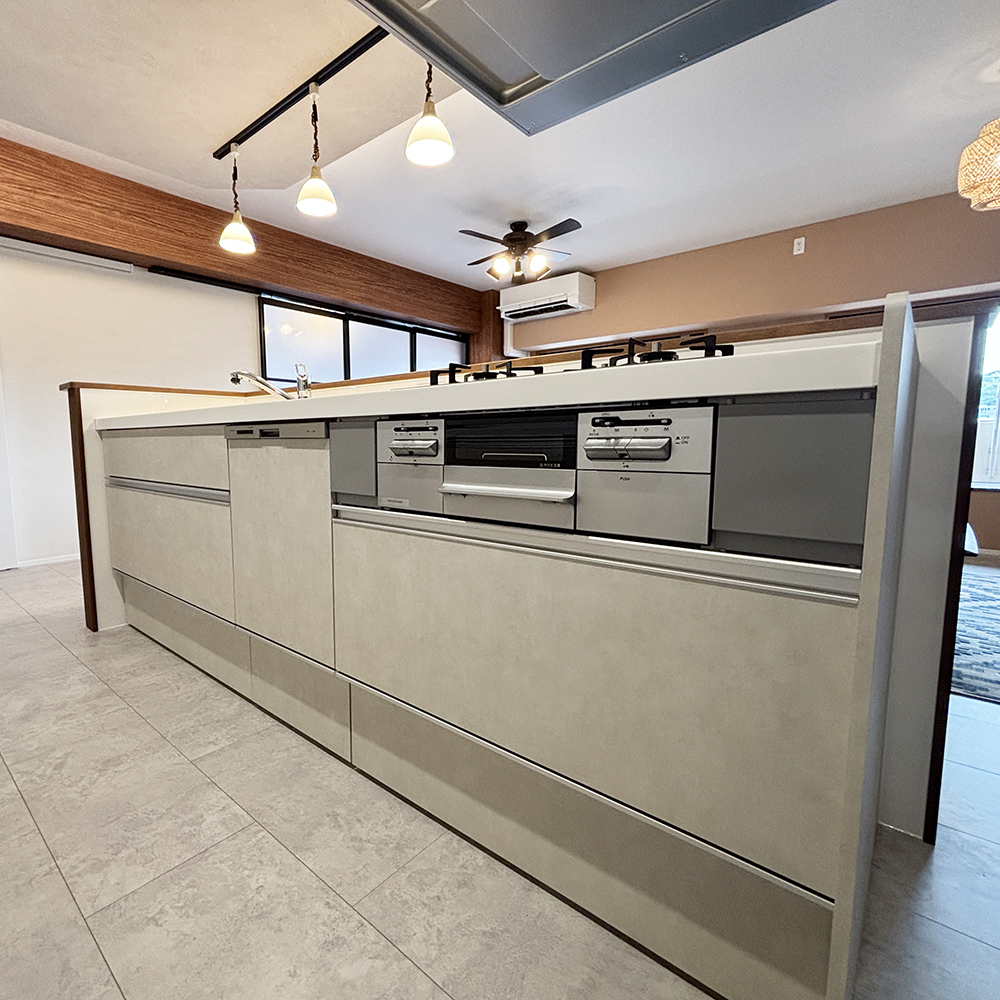 キッチンはクリナップのラクエラ。<br>シンプルでモダンな白をセレクトし風景に溶け込ませます。