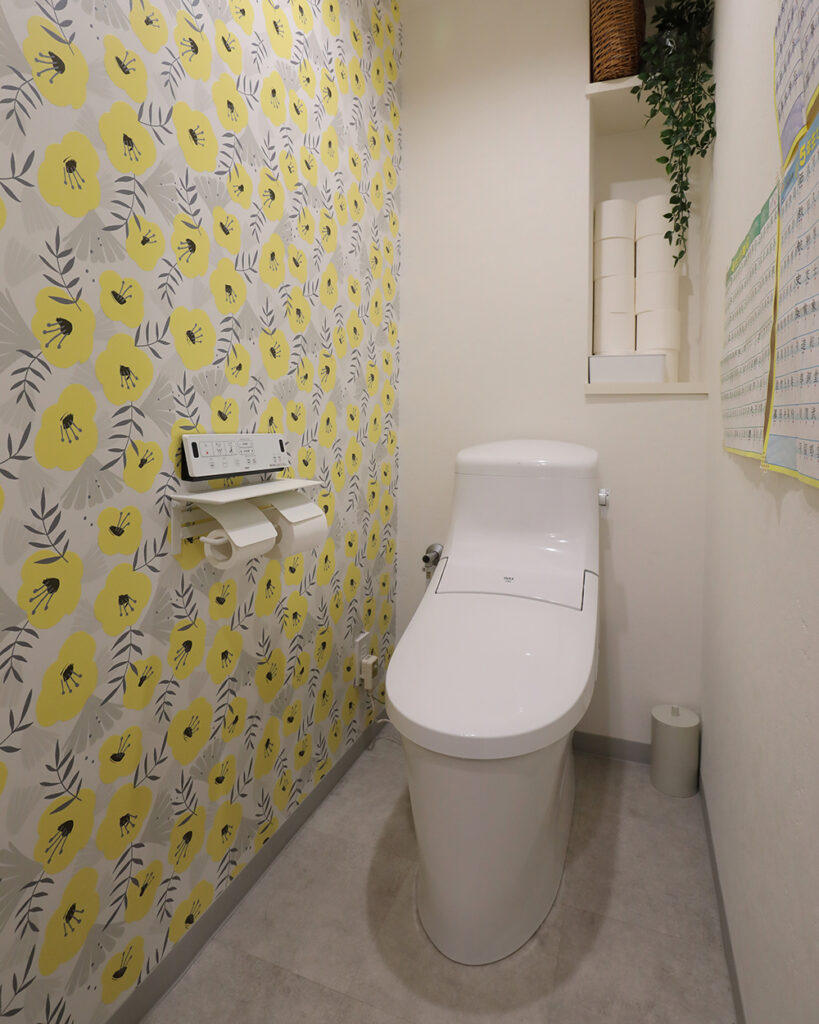 トイレはLIXILのアメージュZA。<br />
北欧風がテーマのT様邸のトイレはフィンレイソンの花柄の壁紙をセレクトしました。<br />
明るく、優しい雰囲気の内装です。