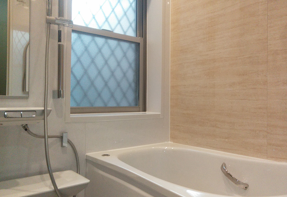 TOTOサザナを施工させていただきました。<br />
パネルの色は暖かみのある明るいベージュです。<br />
お掃除もしやすく、ゆっくりと寛げる浴室となりました。