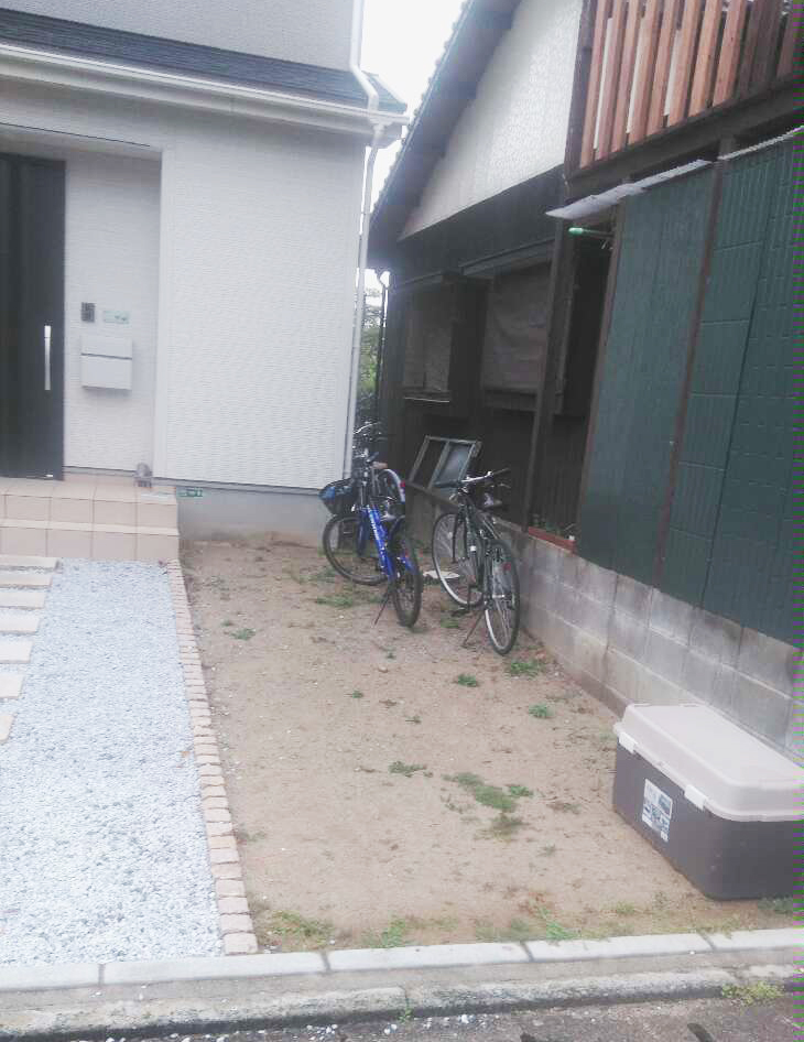 玄関前のスペースに自転車を置いています。