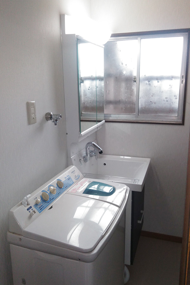 洗面スペースは限られていますが、鏡裏など収納力のある洗面化粧台です。