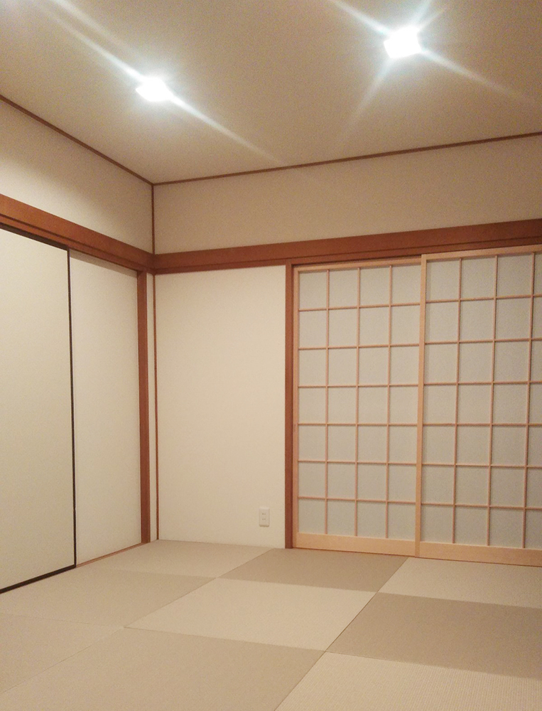 天井は壁紙を貼りダウンライトへ、畳は半畳の琉球畳へ変更し、明るくすっきりとした空間になりました。