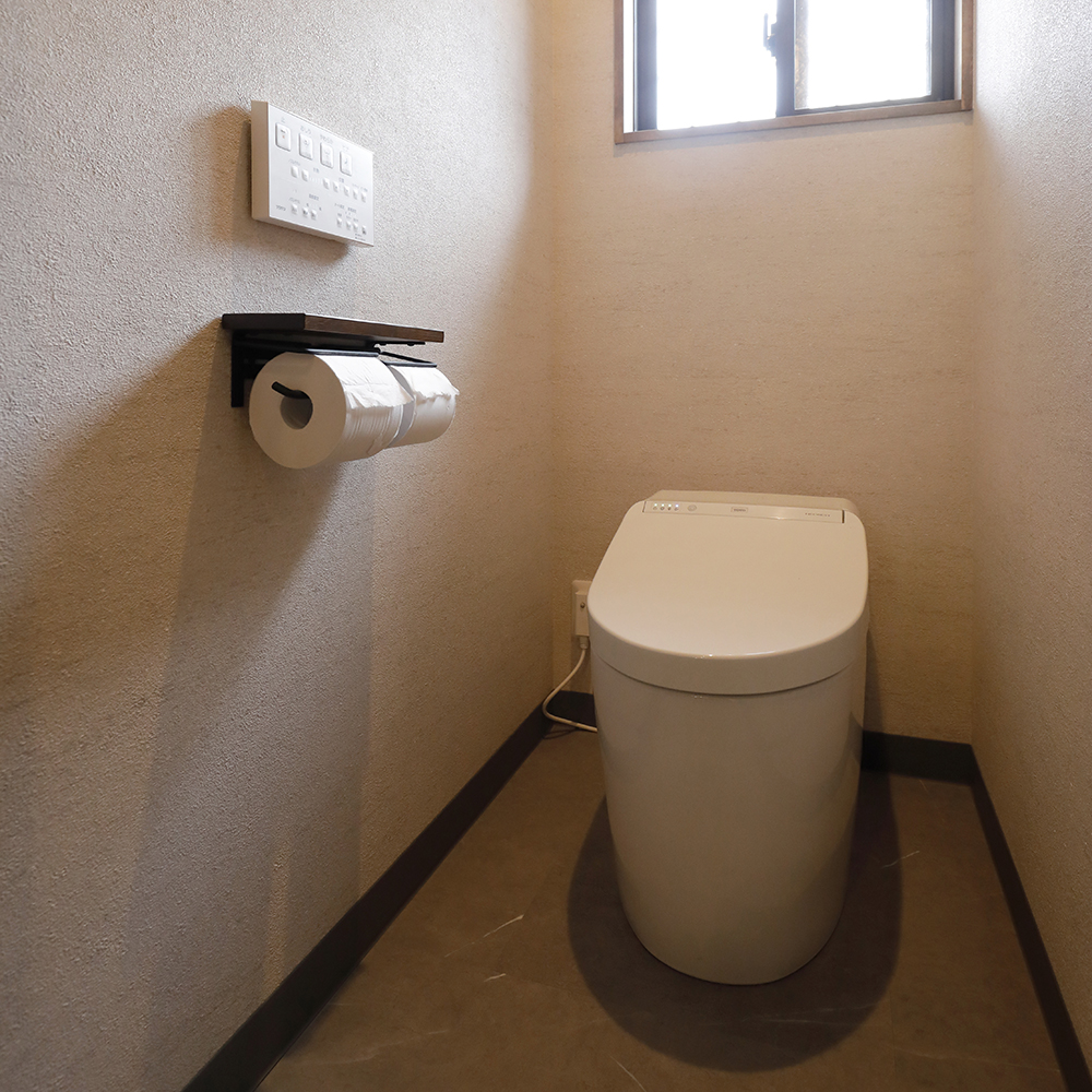 TOTOネオレストをセレクトしました。<br />
<br />
タンクレストイレでスタイリッシュに、塗り壁調のクロスにグレーの床でヴィンテージスタイルのトイレ空間が完成ししました。<br />
