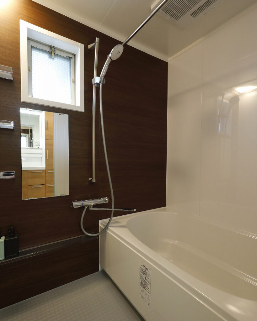 マンションリフォーム用の浴室、LIXIL リノビオVをセレクトしました。<br />
ダークブラウンの壁パネルが高級感のある空間を演出。<br />
寛ぎのバスタイムをお過ごしいただけます。