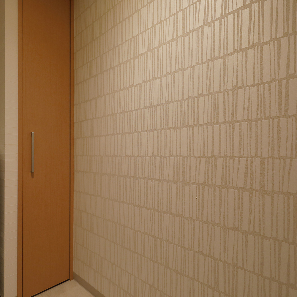 洗面所の壁紙は、フィンランドのテキスタイルブランド「フィンレイソン」のCORONNA（コロナ）柄。<br />
幾何学的でシンプルなデザインが人気のシリーズです。